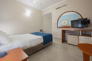 Xemxija Bay Hotel客房内的一张或多张床位