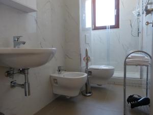 A bathroom at Lo Scrigno