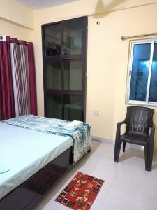 Postel nebo postele na pokoji v ubytování Cosy 1BHK well furnished flat-Kamal Jal