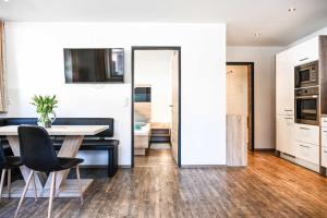 Kuchyňa alebo kuchynka v ubytovaní Appartements Schwarzer Adler