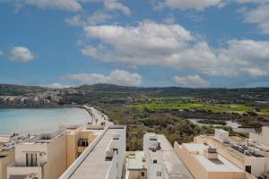 圣保罗湾城Xemxija Bay Hotel的从大楼欣赏海滩美景