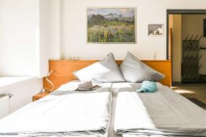 Posteľ alebo postele v izbe v ubytovaní Appartements Schwarzer Adler