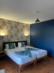 A bed or beds in a room at Hostal Baleàric