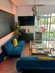 salon z niebieską kanapą i szklanym stołem w obiekcie Hostal Baleàric w mieście San Antonio