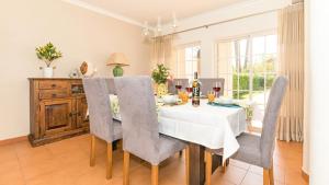une salle à manger avec une table et des chaises dans l'établissement Vilamoura - VILLA LIMONI, à Vilamoura 29 autres photos