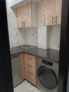 a kitchen with a washing machine and a stove at Confort et détente en plein coeur de Rabat in Rabat