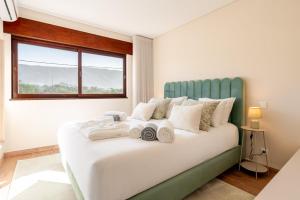 En eller flere senge i et værelse på Salty Escape by Portugal Active