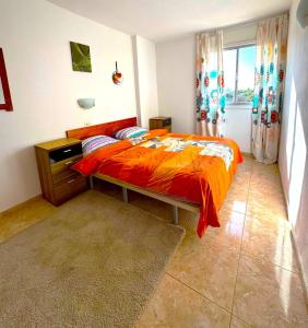 Postel nebo postele na pokoji v ubytování Beachfront Goldenmile Piramides Apartment