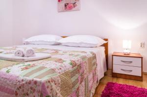 特罗吉尔Apartment Carpe Diem的一间卧室，床上有一张带毛巾的床