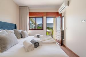 En eller flere senge i et værelse på Salty Escape by Portugal Active