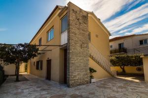 特罗吉尔Apartment Carpe Diem的前面有楼梯的建筑物