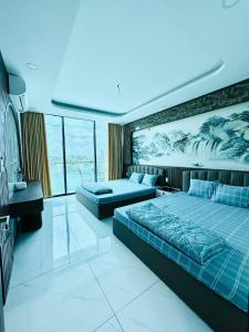 una camera con due letti e un dipinto sul muro di Sea Home - Mui Ne Summerland 4br a Phan Thiet