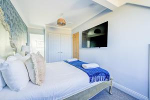 Ένα ή περισσότερα κρεβάτια σε δωμάτιο στο Relaxing Coastal Cottage with Hot Tub & Views +16 φωτογραφίες