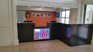 a lobby with a counter with a number six sign at Motel 6-Palestine, TX in Palestine +18 photos