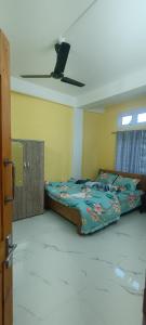 - une chambre avec deux lits et un plafond dans l'établissement Green Tara Homestay, à Dirang Dzong