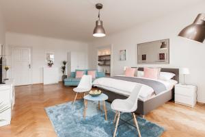 Un dormitorio con una cama grande y una alfombra azul en Prague Center Apartments, en Praga