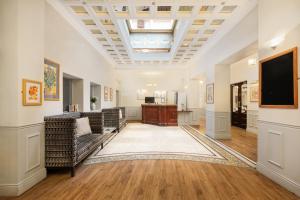 卡莱尔凯恩考迪酒店的客厅里有一张沙发和一台电视