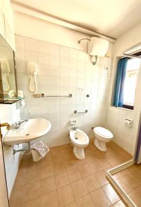 Ένα μπάνιο στο Hotel Timiama +37 φωτογραφίες