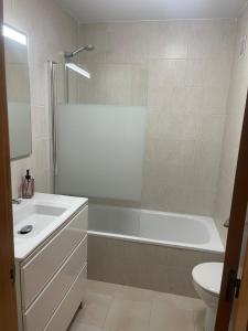 Ένα μπάνιο στο Senda Apartamento , Comillas +7 φωτογραφίες
