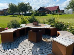 Aed väljaspool majutusasutust Schwarzwaldnest Dachsberg