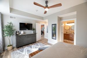 Μια τηλεόραση ή/και κέντρο ψυχαγωγίας στο King Bed Newly Updated Condo!