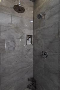 Ένα μπάνιο στο 20Percent OFF Luxury 3BR on the Bourbon Trail Sleeps10