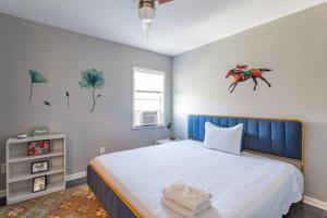 Ένα ή περισσότερα κρεβάτια σε δωμάτιο στο 20Percent OFF Luxury 3BR on the Bourbon Trail Sleeps10