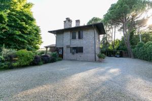 una casa de ladrillo con techo en una entrada de grava en Pozzo Di Mezzo B&B, en Bolonia