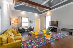 Μια τηλεόραση ή/και κέντρο ψυχαγωγίας στο 20Percent OFF Luxury 3BR on the Bourbon Trail Sleeps10