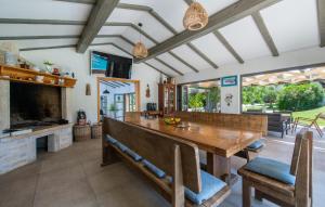 une salle à manger avec une table et une télévision dans l'établissement Villa Julia, à Medulin