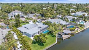 een luchtfoto van een huis aan het water bij The Windward House in Siesta Key