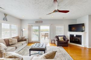 a living room with a couch and a ceiling fan at Siesta Sunset Retreat in Moneta