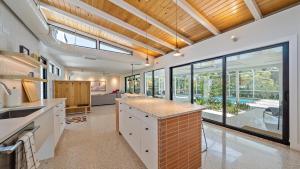 een keuken met witte kasten en een groot raam bij The Windward House in Siesta Key