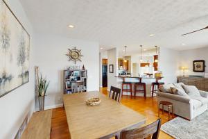 a kitchen and living room with a table and a couch at Siesta Sunset Retreat in Moneta