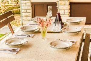 特罗吉尔Apartment Carpe Diem的摆放着盘子和一瓶酒的桌子