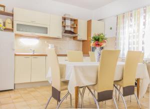 特罗吉尔Apartment Carpe Diem的厨房兼餐厅，配有桌椅