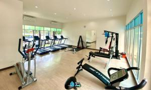 乌隆他尼Cozy bed with WiFi Pool Gym in Udon的健身房里放着许多有氧器材