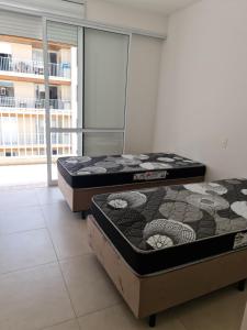 zwei Matratzen, die in einem Raum ausgestellt sind in der Unterkunft L23 apartamento alto padrão-Itagua in Ubatuba