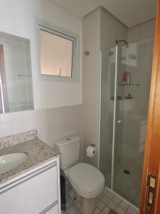 ein Badezimmer mit Toilette, Dusche und Waschbecken in der Unterkunft L23 apartamento alto padrão-Itagua in Ubatuba + 12 Fotos