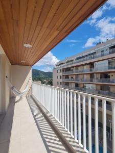 ein Balkon mit Blick auf ein Gebäude in der Unterkunft L23 apartamento alto padrão-Itagua in Ubatuba