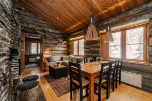 a dining room with a table in a log cabin at Rukanhohde in Ruka