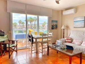 Ruang duduk di Apartamento en Urbanización Privada con Piscina en Primera Linea de Playa