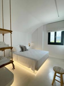 A bed or beds in a room at Faros Residences
