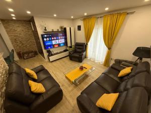 TV a/nebo společenská místnost v ubytování Apartment Goran