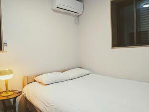 Postel nebo postele na pokoji v ubytování Modern New House in Akabane Direct Access to Ikebukuro Shinjuku 新宿池袋赤羽 ## Shuttle, Ticket, Restaurant reservation service ##