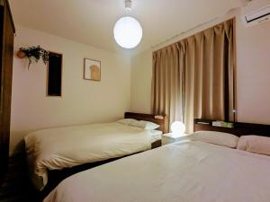 Postel nebo postele na pokoji v ubytování Modern New House in Akabane Direct Access to Ikebukuro Shinjuku 新宿池袋赤羽 ## Shuttle, Ticket, Restaurant reservation service ##