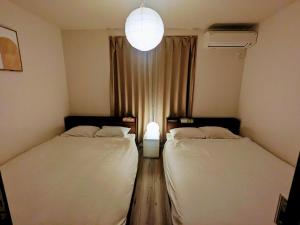 Postel nebo postele na pokoji v ubytování Modern New House in Akabane Direct Access to Ikebukuro Shinjuku 新宿池袋赤羽 ## Shuttle, Ticket, Restaurant reservation service ##