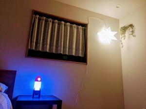 Postel nebo postele na pokoji v ubytování Modern New House in Akabane Direct Access to Ikebukuro Shinjuku 新宿池袋赤羽 ## Shuttle, Ticket, Restaurant reservation service ##