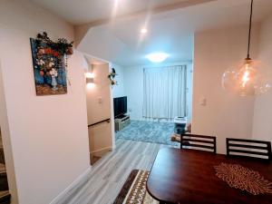 Posezení v ubytování Modern New House in Akabane Direct Access to Ikebukuro Shinjuku 新宿池袋赤羽 ## Shuttle, Ticket, Restaurant reservation service ##