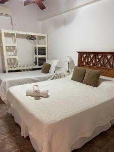 En eller flere senge i et værelse på Villa Alicia